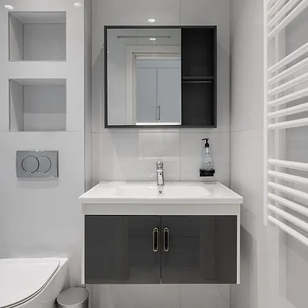 Blanc, 2bd In Center Apartment