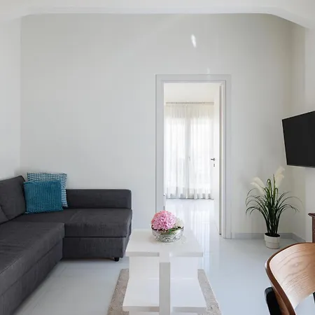 Blanc, 2bd In Center