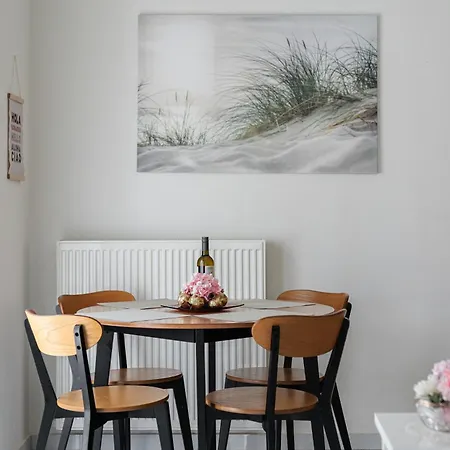 Blanc, 2bd In Center Apartment