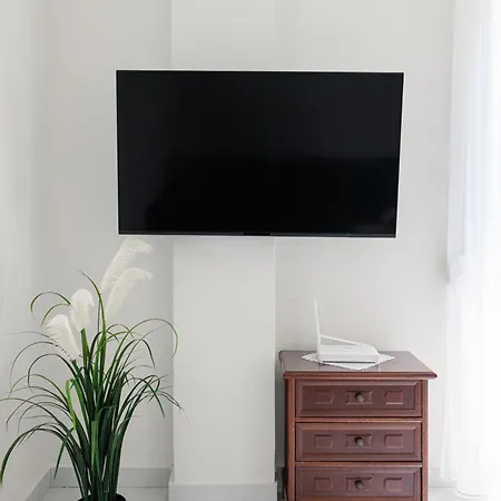 Blanc, 2bd In Center Apartment
